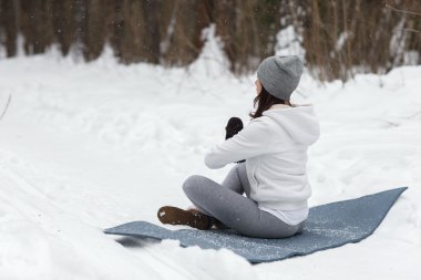 Güzel yerde kış yoga seansı