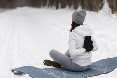 Güzel yerde kış yoga seansı