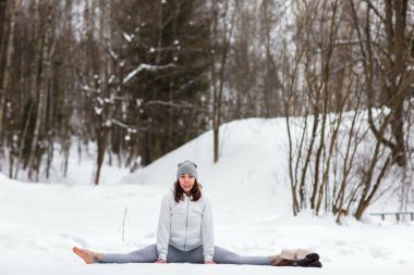 Güzel yerde kış yoga seansı