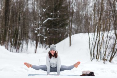 Güzel yerde kış yoga seansı