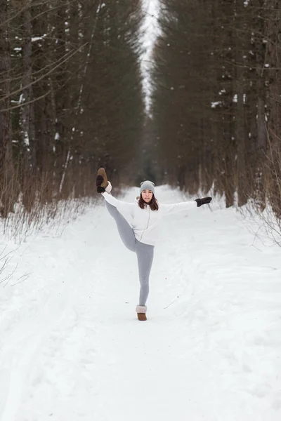 Зимова йога сесія в прекрасному місці — стокове фото