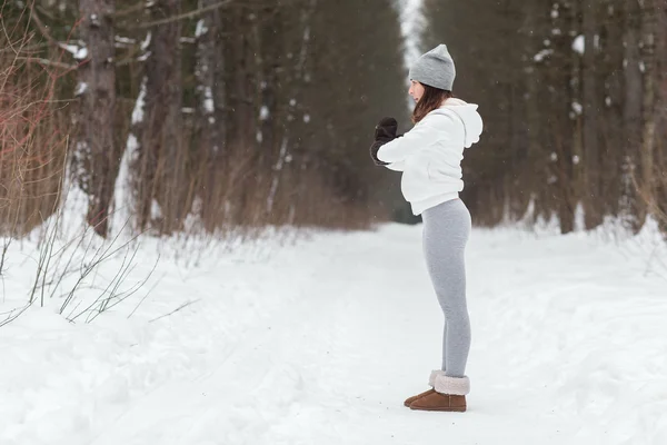 Vinter yoga session i vacker plats — Stockfoto
