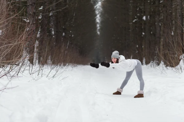 Sesión de yoga de invierno en un lugar hermoso — Foto de Stock