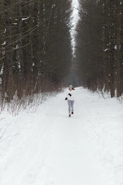 Mujer corriendo por el bosque — Foto de Stock