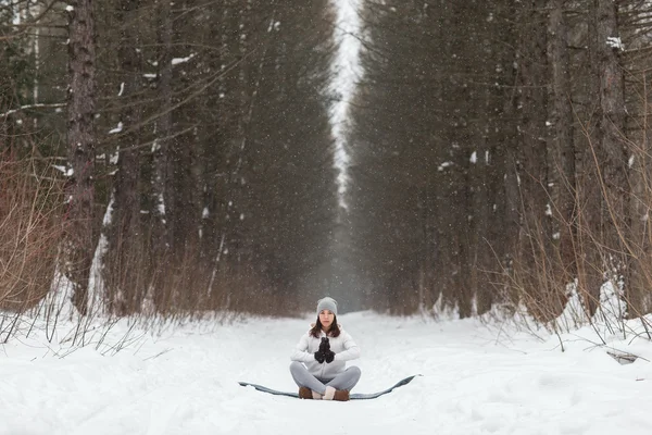Зимова йога сесія в прекрасному місці — стокове фото