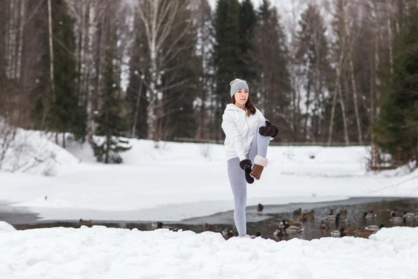 Session de yoga d'hiver dans un bel endroit — Photo