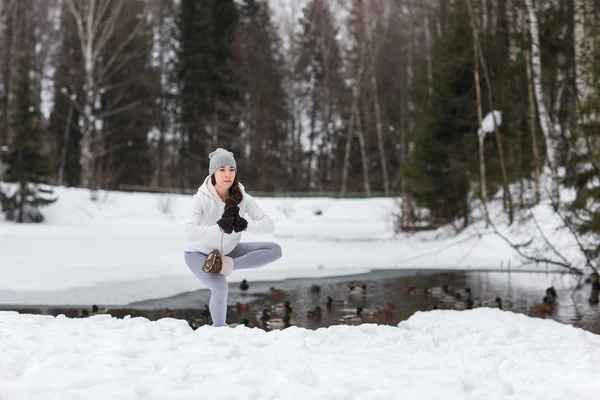Зимняя йога в красивом месте — стоковое фото