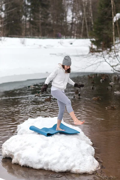 Sesión de yoga de invierno en un lugar hermoso — Foto de Stock