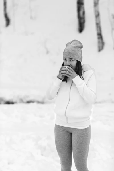 Frau trinkt Tee aus Thermoskanne — Stockfoto