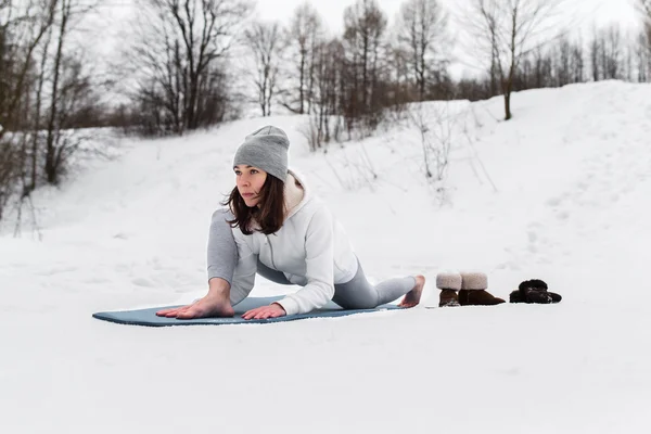 Sesión de yoga de invierno en un lugar hermoso — Foto de Stock