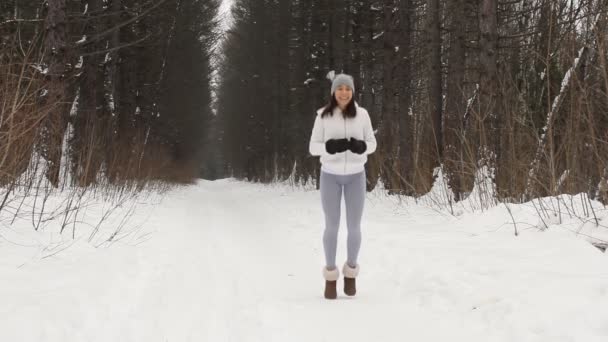 Женщина бегает по лесу — стоковое видео