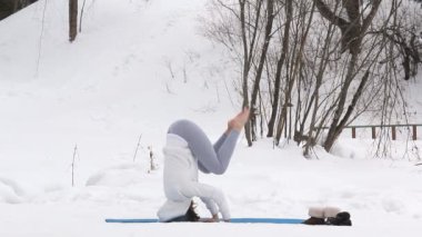 Güzel yerde kış yoga seansı