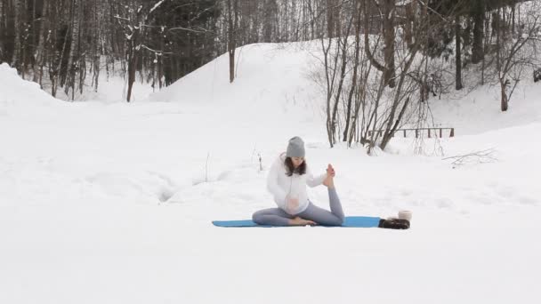 Sesión de yoga de invierno en un lugar hermoso — Vídeos de Stock