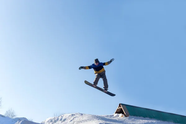 Snowboarder saltando de um trampolim — Fotografia de Stock