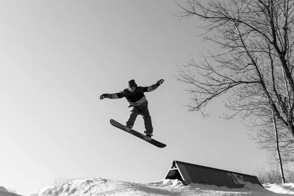 Ugrás egy ugródeszka snowboardos — Stock Fotó