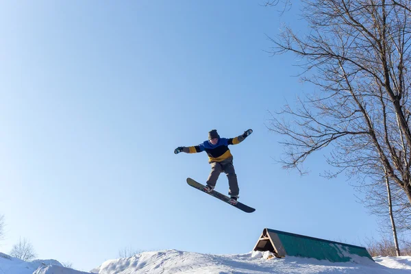 Ugrás egy ugródeszka snowboardos — Stock Fotó