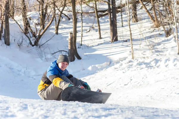 Snowboarder beim Wandern an einem Wintertag — Stockfoto