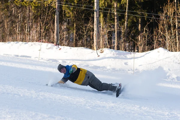 Snowboarder legt Schwünge auf der Skipiste — Stockfoto