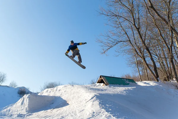 Ugrás egy ugródeszka snowboardos — Stock Fotó