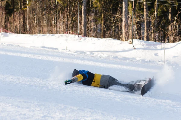 Caída de snowboarder cuesta abajo — Foto de Stock