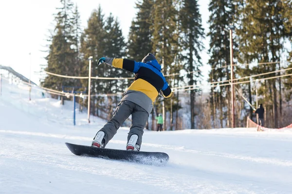 Snowboarder τοποθέτηση στροφές στην πίστα σκι — Φωτογραφία Αρχείου