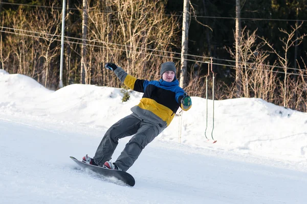 Snowboarder τοποθέτηση στροφές στην πίστα σκι — Φωτογραφία Αρχείου