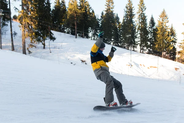 Snowboarder que coloca voltas na pista de esqui — Fotografia de Stock