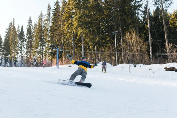 Snowboarder legt Schwünge auf der Skipiste — Stockfoto