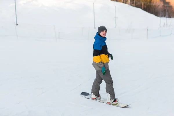 Snowboarder, séta a téli nap — Stock Fotó
