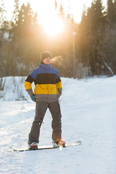 Bir kış günü yürüyüş snowboarder — Stok fotoğraf