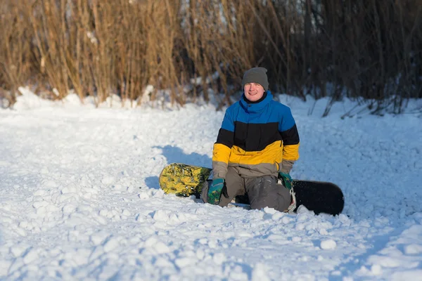 Snowboarder περπάτημα σε μια μέρα του χειμώνα — Φωτογραφία Αρχείου