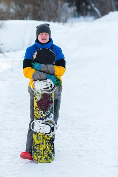 Snowboardzista spaceru dziennie zima — Zdjęcie stockowe