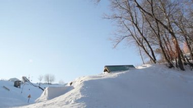 Kış günü dağda slaytlardan erkek snowboard.