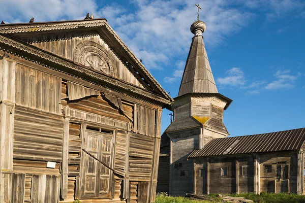Руїни дерев'яної церкви — стокове фото