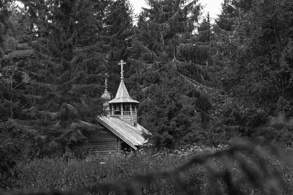 A igreja de madeira na floresta — Fotografia de Stock
