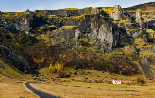 Самотній будинок під каменем — стокове фото