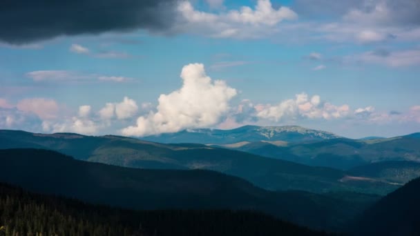 Nuvens flutuando sobre uma montanha — Vídeo de Stock