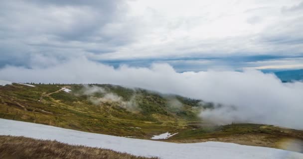 Clouds floating in high mountains — Stock Video