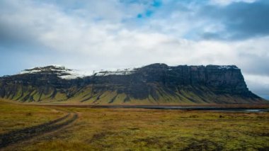 Bulutlar Dağların üzerinden hareket