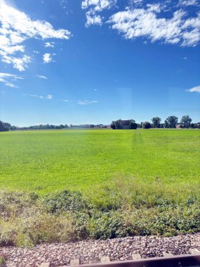 Bavyera ovasının manzaraları yüksek hızlı trenin penceresinden tarım arazileriyle kaplıdır..
