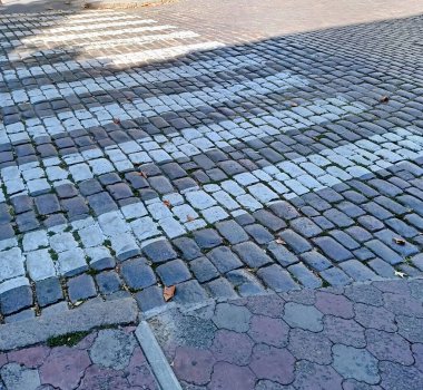 Şehrin tarihi bölgesinde Odessa kaldırım taşları üzerinde yaya geçidi.