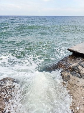 Dalgaların dalgalanan dalgalara bakın, dalgaların taşlarına çarpıyor ve yükseliyor, onları örtüyor..