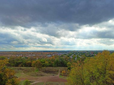 Dinyeper 'in eteklerindeki Ukrayna bozkırlarının kuş bakışı manzarası ağır gri sonbahar bulutları altında.