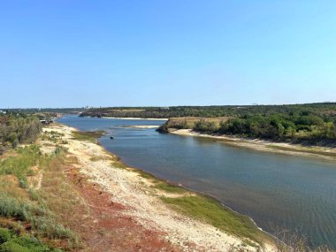 Dnieper Nehri 'nin sakin mavi su yüzeyinin kuş bakışı görüntüsü. Kurak bir yaz sonrasında kumlu kıyılarını ortaya çıkardı..