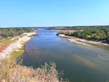 Dnieper Nehri 'nin sakin mavi su yüzeyinin kuş bakışı görüntüsü. Kurak bir yaz sonrasında kumlu kıyılarını ortaya çıkardı..
