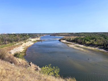 Dnieper Nehri 'nin sakin mavi su yüzeyinin kuş bakışı görüntüsü. Kurak bir yaz sonrasında kumlu kıyılarını ortaya çıkardı..