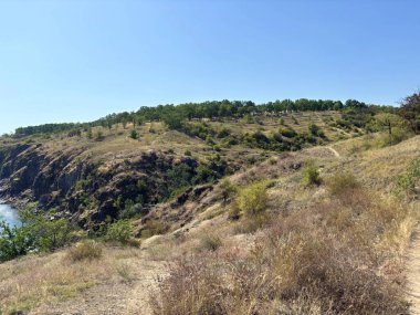 Dinyeper nehrine doğru giden Dinyeper kayalıklarından büyüleyici bir manzara..