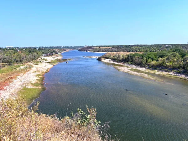 Dnieper Nehri 'nin sakin mavi su yüzeyinin kuş bakışı görüntüsü. Kurak bir yaz sonrasında kumlu kıyılarını ortaya çıkardı..
