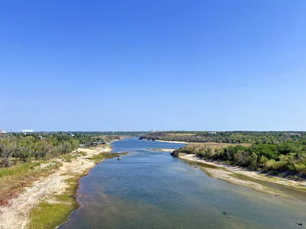 Dnieper Nehri 'nin sakin mavi su yüzeyinin kuş bakışı görüntüsü. Kurak bir yaz sonrasında kumlu kıyılarını ortaya çıkardı..
