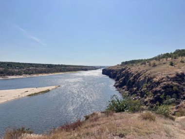 Dinyeper nehrine doğru giden Dinyeper kayalıklarından büyüleyici bir manzara..